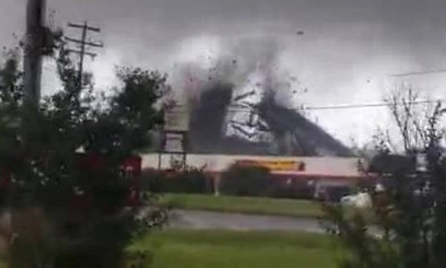 Ανεμοστρόβιλος στις ΗΠΑ έκανε κομμάτια στέγη εργοσταστίου (βίντεο)